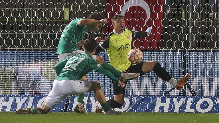 Hielt den Kickers-Sieg mit starken Paraden in der Schlussphase fest: Torhüter Vincent Friedsam. In dieser Szene kann er zwar nicht verhindern, dass Sebastian Müller (Mitte) den Ball ins Tor schießt. Der Treffer zählte aber wegen einer Abseitsposition des Schützen nicht. Hielt den Kickers-Sieg mit starken Paraden in der Schlussphase fest: Torhüter Vincent Friedsam. In dieser Szene kann er zwar nicht verhindern, dass Sebastian Müller (Mitte) den Ball ins Tor schießt. Der Treffer zählte aber wegen einer Abseitsposition des Schützen nicht.