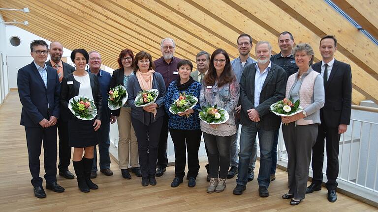 Wurden für ihre lange Dienstzeit geehrt (von links): Horst Hanselmann, Personalratsvorsitzender Herbert Memmel, Claudia Anschütz, Burkhard Kleinhenz, Tanja Heinlein, Karoline Reichert, Rainer Becker, Karoline Bohrer-Modigell, Peter Kehl, Dunja Stingl, Matthias Haas, Rudolf Gehr, Udo Zimmermann, Dr. Ruth Schwing und Landrat Florian Töpper.
