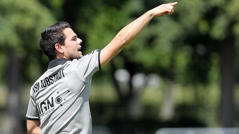 Der TSV Aubstadt um Trainer Victor Kleinhenz (im Bild) hat am Mittwochabend in Lendershausen gegen den FC Eintracht Bamberg gespielt. Der TSV Aubstadt um Trainer Victor Kleinhenz (im Bild) hat am Mittwochabend in Lendershausen gegen den FC Eintracht Bamberg gespielt.