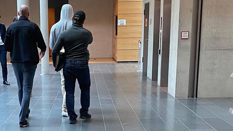 Jetzt in Untersuchungshaft: Nach der Anhörung am Montag im Würzburger Strafjustizzentrum bringen Kripo-Beamte den Verdächtigen in ein Gefängnis.&nbsp;