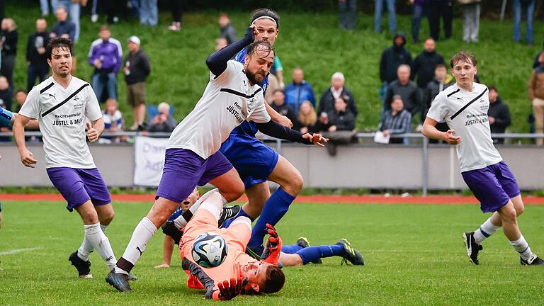 Torhüter Patrick Meier (Mitte) pariert gegen&nbsp;Cedric Hartmann&nbsp;(hinten) vom TSV Gerbrunn. Die Grombühler Mitspieler (von links) Maurizio Burgis,&nbsp;Justus Grimm und Jakob Häusner beobachten die Spielszene.