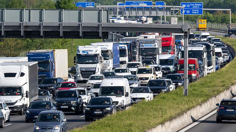 Verkehr auf der Autobahn       -  Das letzte Juli-Wochenende war im vergangenen Jahr das staureichste. (Archivbild)