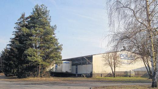 (huGO-ID: 18275455)  Das ehemalige Firmengelände von Pola in Rothhausen. Nur ein Schriftzug an der Fertigungshalle erinnert noch an die großen zeiten, als die Modellhäuser in alle Welt gelifert wurden. Eine eigene Homepage lässt nun alter Erinnerungen wieder wach werden.  FOTO Daniel Wiener