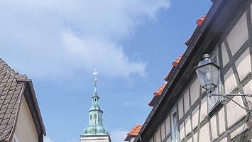 Schmale Gassen führen in Königsberg zum Markt samt Marienkirche.