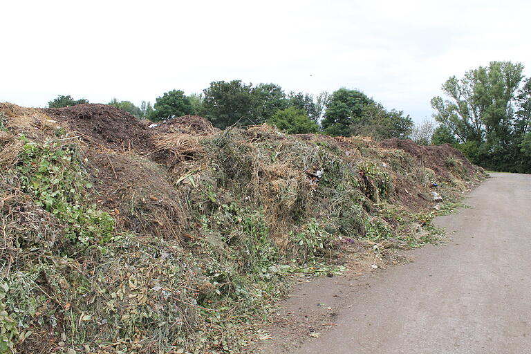 Bergeweise wird auf der Kompostanlage in Gerolzhofen das Grüngut angeliefert.