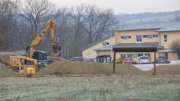 Es wird fleißig gebaut in Wülfershausen und junge Familien ziehen ins Dorf. So gab der Gemeinderat grünes Licht für eine dreigruppige Krippe, die im östlichen Bereich an den Kindergarten angedockt werden soll.