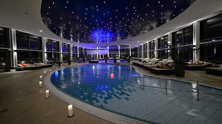 Etliche Kerzenleuchten bei der Nacht der Lichter die Solymar-Therme in Bad Mergentheim. Etliche Kerzenleuchten bei der Nacht der Lichter die Solymar-Therme in Bad Mergentheim. 