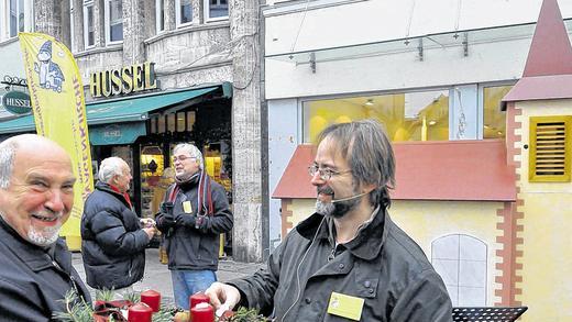 Mit der Kirche unterwegs: Die Stadtseelsorger Heiko Kuschel (von rechts) und Günter Schmitt.