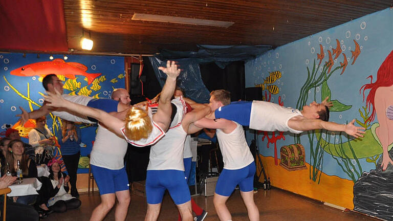 Auf der Titanic präsentierten sich die BeerStreetBoys bei 'Motten taucht ab!' Foto: Petra Heurich - Auf der Titanic präsentierten sich die BeerStreetBoys bei 'Motten taucht ab!' Foto: Petra Heurich Auf der Titanic präsentierten sich die BeerStreetBoys bei 'Motten taucht ab!' Foto: Petra Heurich - Auf der Titanic präsentierten sich die BeerStreetBoys bei 'Motten taucht ab!' Foto: Petra Heurich