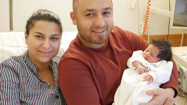 Erstes Unterfranken-Baby 2020: Die glücklichen Eltern Rukiye und Mehmet Dogan mit ihrer kleinen Tochter Ela Sara nach der Geburt in der Missio-Klinik. Erstes Unterfranken-Baby 2020: Die glücklichen Eltern Rukiye und Mehmet Dogan mit ihrer kleinen Tochter Ela Sara nach der Geburt in der Missio-Klinik.