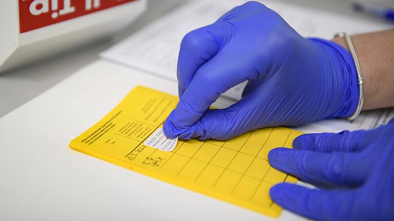 In einigen Bundesländern gelten manche Corona-Regeln für Geimpfte nicht mehr. In Bayern wurden die Quarantäne-Vorschriften angepasst. In einigen Bundesländern gelten manche Corona-Regeln für Geimpfte nicht mehr. In Bayern wurden die Quarantäne-Vorschriften angepasst.