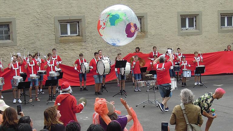 Mit einer bunten Stadtparade feierten Kunstverein und Weltladen ihre Jubiläen unter anderem im Innenhof der Alten Amtskellerei. Mit einer bunten Stadtparade feierten Kunstverein und Weltladen ihre Jubiläen unter anderem im Innenhof der Alten Amtskellerei.