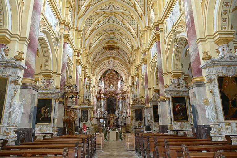 Die prachtvolle barocke Ausstattung der Ebracher Abtei-Kirche fasziniert die Besucher. Die prachtvolle barocke Ausstattung der Ebracher Abtei-Kirche fasziniert die Besucher.