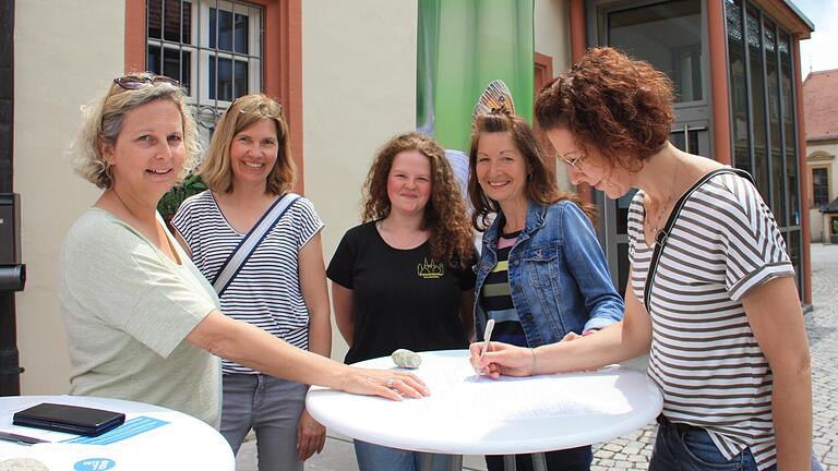 Stefanie Döpfner (von links), Kristina Winkelmann, Julia Schaible und Kerstin Krammer-Kneissl sammelten auf dem Marktplatz in Gerolzhofen Unterschriften für ein Volksbegehren, das Jugendlichen ab 16 Jahren das Wahlrecht auf kommunaler Ebene einräumen möchte. Mit auf dem Bild ist Christiane Leckel zu sehen, die auf der Liste unterschreibt.