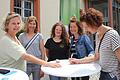 Stefanie Döpfner (von links), Kristina Winkelmann, Julia Schaible und Kerstin Krammer-Kneissl sammelten auf dem Marktplatz in Gerolzhofen Unterschriften für ein Volksbegehren, das Jugendlichen ab 16 Jahren das Wahlrecht auf kommunaler Ebene einräumen möchte. Mit auf dem Bild ist Christiane Leckel zu sehen, die auf der Liste unterschreibt.