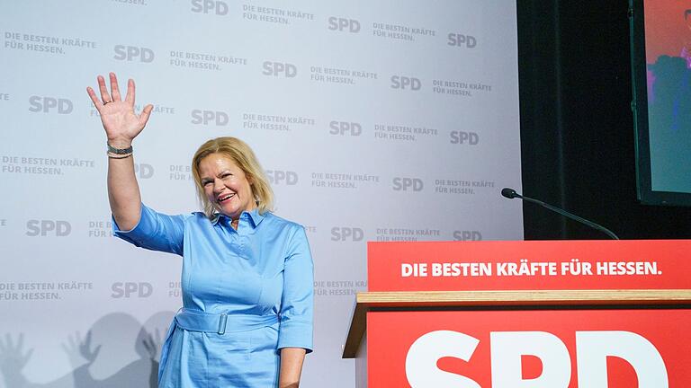 Nancy Faeser.jpeg       -  Gruß an die Delegierten in Hanau: Nancy Faeser winkt auf dem Landesparteitag. Unter dem Motto «Die besten Kräfte für Hessen» startet die Hessen-SPD auf ihrem Parteitag in den Wahlkampf für die Landtagswahl im Oktober.