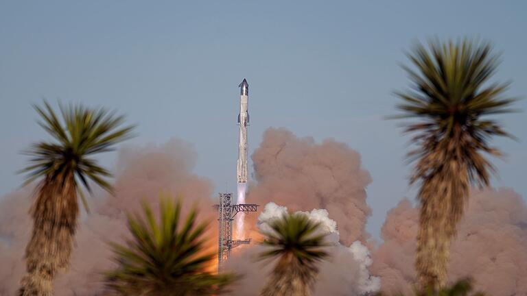SpaceX Starship       -  Die Rakete &bdquo;Starship&rdquo; von SpaceX startet zu ihrem Testflug von der Starbase in Boca Chica.