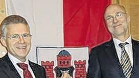 Präsentieren das neue Logo: die beiden Gesellschafter Roland Friedrich und Oberbürgermeister Kay Blankenburg.