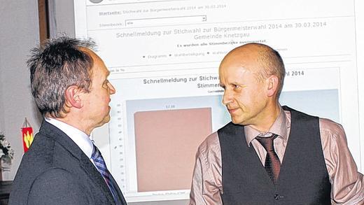 Händedruck: CSU-Herausforderer Michael Melber (links) gratulierte dem alten und neuen Bürgermeister Stefan Paulus. Händedruck: CSU-Herausforderer Michael Melber (links) gratulierte dem alten und neuen Bürgermeister Stefan Paulus.