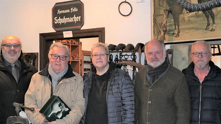 Bernhard Wahler wurde als langjähriger Leiter des Heimatmuseums Ebenhausen verabschiedet: (von links) Bürgermeister Franz Kuhn, der scheidende  Museumsleiter Bernhard Wahler, Museumsmitarbeiterin Tanja Brand, der  neue Museumsleiter Albrecht Schreck und Museumsmitarbeiter Peter  Deisinger in der Dorfschmiede. Foto: Elisabeth Mehn       -  Bernhard Wahler wurde als langjähriger Leiter des Heimatmuseums Ebenhausen verabschiedet: (von links) Bürgermeister Franz Kuhn, der scheidende  Museumsleiter Bernhard Wahler, Museumsmitarbeiterin Tanja Brand, der  neue Museumsleiter Albrecht Schreck und Museumsmitarbeiter Peter  Deisinger in der Dorfschmiede. Foto: Elisabeth Mehn