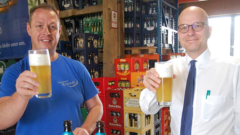 Freuen sich über das neue Bier: Bernhard Kiesel (links) und Oberbürgermeister Dirk Vogel.