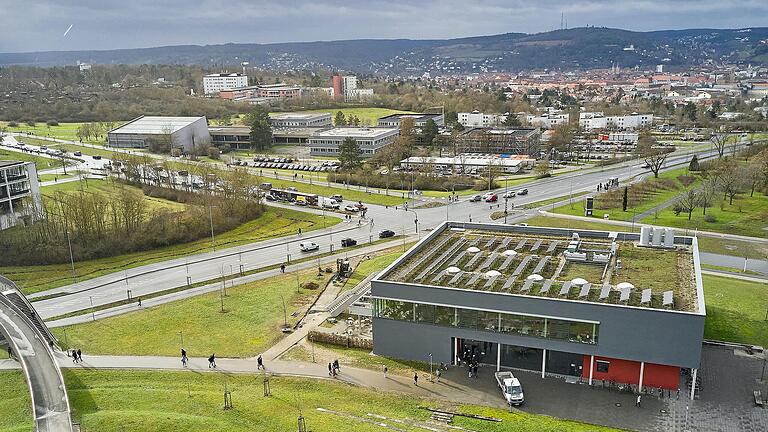 Auf der Mensateria der Würzburger Uni am Hubland ist eine Photovoltaik-Anlage installiert.