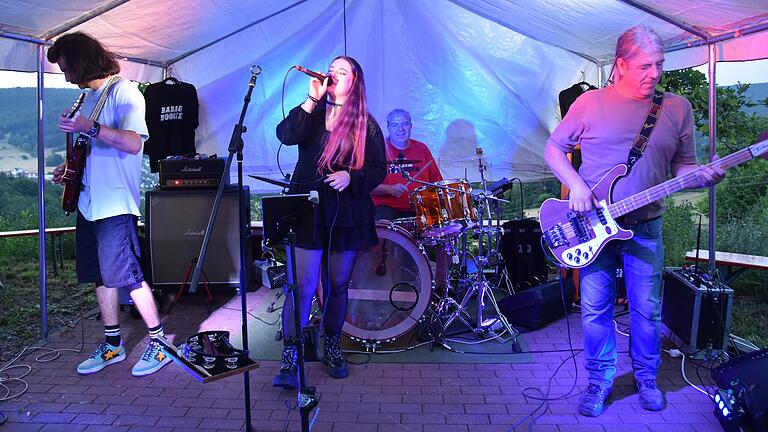Beim Openair an der Frammersbacher Skihütte ließ es die Band 'Babao Boogie' krachen. Beim Openair an der Frammersbacher Skihütte ließ es die Band 'Babao Boogie' krachen.