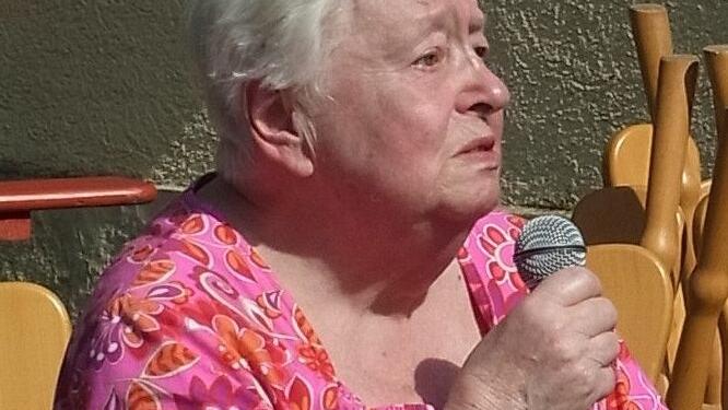Erna Schor am Mikrofon.
