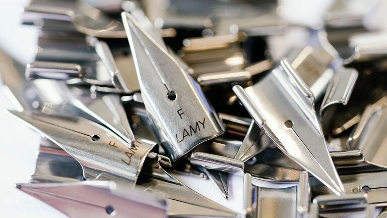 Schreibgerätehersteller Lamy.jpeg - Federn für Füllfederhalter mit der Aufschrift „Lamy“ liegen am Hauptsitz des Schreibgeräteherstellers Lamy auf einem Tisch. Schreibgerätehersteller Lamy.jpeg - Federn für Füllfederhalter mit der Aufschrift „Lamy“ liegen am Hauptsitz des Schreibgeräteherstellers Lamy auf einem Tisch.