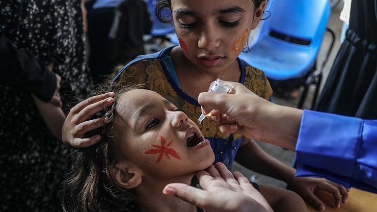 Polio-Impfkampagne muss unterbrochen werden. - Bombardierungen und Vertreibungen stoppen die Polio-Impfkampagne. (Archivbild) Polio-Impfkampagne muss unterbrochen werden. - Bombardierungen und Vertreibungen stoppen die Polio-Impfkampagne. (Archivbild)