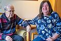 Margrit Mielke-Fritzsch sitzt mit ihrem Mann Reiner Fritzsch in der gerontopsychiatrischen Abteilung der Heroldstiftung Karlstadt. Der an Demenz Erkrankte nimmt dort das Nachtpflege-Angebot wahr.