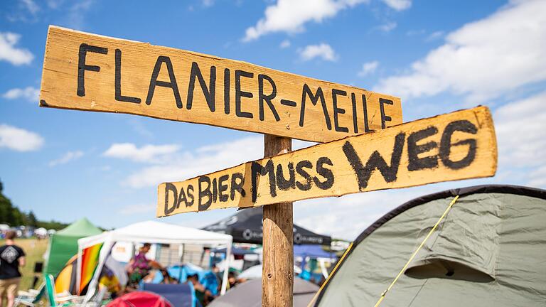 Neben den musikalischen Highlights bietet das Ab geht die Lutzi 2023 noch weitere Höhepunkte, wie eine Sauna, Bieryoga und einen Festival-Frühshoppen mit Blasmusik. Neben den musikalischen Highlights bietet das Ab geht die Lutzi 2023 noch weitere Höhepunkte, wie eine Sauna, Bieryoga und einen Festival-Frühshoppen mit Blasmusik.