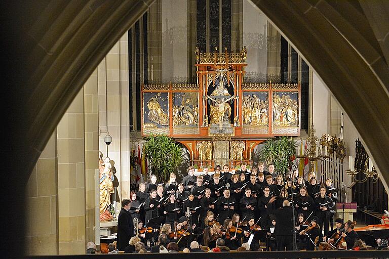 Chor, Orchester und Solisten der Berufsfachschule für Musik begeisterten beim traditionellen Adventskonzert in der Stadtpfarrkirche Bad Königshofen Chor, Orchester und Solisten der Berufsfachschule für Musik begeisterten beim traditionellen Adventskonzert in der Stadtpfarrkirche Bad Königshofen