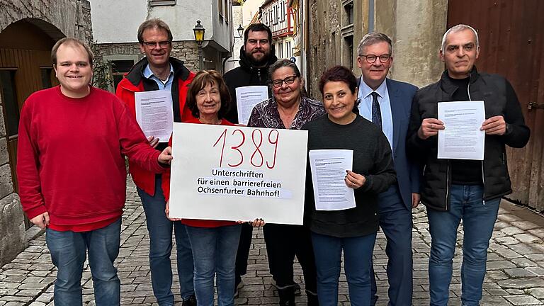 Das Foto zeigt (von links) Thorsten Reppert, Tilo Hemmert, Ingrid Stryjski, Martin Rummel, Rita Motschiedler, Elif Toprak-Sönmez, Volkmar Halbleib und Zeynel Sönmez.