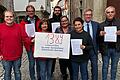 Das Foto zeigt (von links) Thorsten Reppert, Tilo Hemmert, Ingrid Stryjski, Martin Rummel, Rita Motschiedler, Elif Toprak-Sönmez, Volkmar Halbleib und Zeynel Sönmez.
