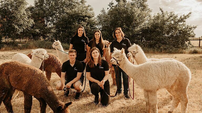 Das Wanderteam von Alpakas Brünnau Antonia Bedenk (hinten von links), Johanna Bedenk, Birgit Mayer-Bedenk, Marco Hanf (vorn von links) und Linda Göbel . Das Wanderteam von Alpakas Brünnau Antonia Bedenk (hinten von links), Johanna Bedenk, Birgit Mayer-Bedenk, Marco Hanf (vorn von links) und Linda Göbel .