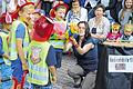 Feuergeist, Lufthexe und Wassernixe       -  (sn)   Ein Sommerfest der Elemente feierte die Kita &bdquo;Unter der Burg&ldquo; in Königsberg am Samstagnachmittag. Vorführungen der Kinder zu den vier Elementen Wasser, Luft, Feuer und Erde beeindruckten die Besucher. Funki, der Feuergeist, Wurzel, der Erdwicht, Huja, die Lufthexe und Aquarella, die Wassernixe, hatten die Kinder schon das ganze Jahr über begleitet. Vor diesen vier Figuren als Bühnenbilder zeigten sie an diesem Nachmittag, was sie mit ihren Erzieherinnen gelernt, geübt und geprobt hatten.  Da wurde etwa demonstriert, dass man mit mit Wasser gefüllten Gläsern auch Musik machen kann. Auch die rasende Feuerwehr kam zum Einsatz, die zu einem Brand in die &bdquo;Maufwurfstraße 10&ldquo; ausrücken musste, wo dann auch die Zuschauer etwas vom Spritzwasser abbekamen. Zuvor hatten einige Kinder mit einem feurigen Tanz die Zuschauer schon aufgeheizt. Um ein großes, aufgebrochenes Ei tanzten die Kinder zum Thema Luft. Zum Lied &bdquo;Hört ihr die Regenwürmer husten&ldquo; krochen Wichte durch eine Erdhöhle. Alle Akteure erhielten viel Beifall von ihren Eltern, Großeltern und allen weiteren Zuschauern, die im Anschluss an die Darbietungen im Garten der Kita noch einige schöne gemeinsame Stunden verbringen konnten. Am Spätnachmittag wurden sie dann von der Musikgruppe &bdquo;Slippers&ldquo; zudem noch mit &bdquo;deutscher Livemusik&ldquo; unterhalten.Foto: Gerold Snater