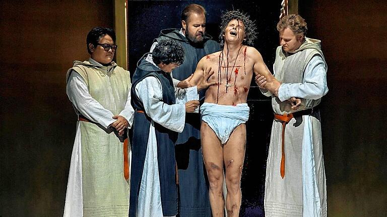Amfortas (Ryan McKinny) als Schmerzensmann &ndash; eine drastische Anspielung auf die Passion Christi.