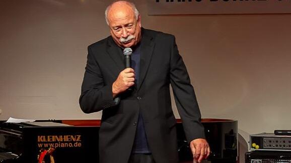 Peter Kleinhenz - Fußballer, Trainer, Klavier-Verkäufer, Selfmademan - feiert 70. Geburtstag. Peter Kleinhenz - Fußballer, Trainer, Klavier-Verkäufer, Selfmademan - feiert 70. Geburtstag.