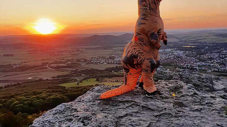 Marco 'Haino' Heinickel mag es gerne bunt und ausgefallen. Den Ausblick am Staffelberg genoss er in einem Dino-Kostüm.