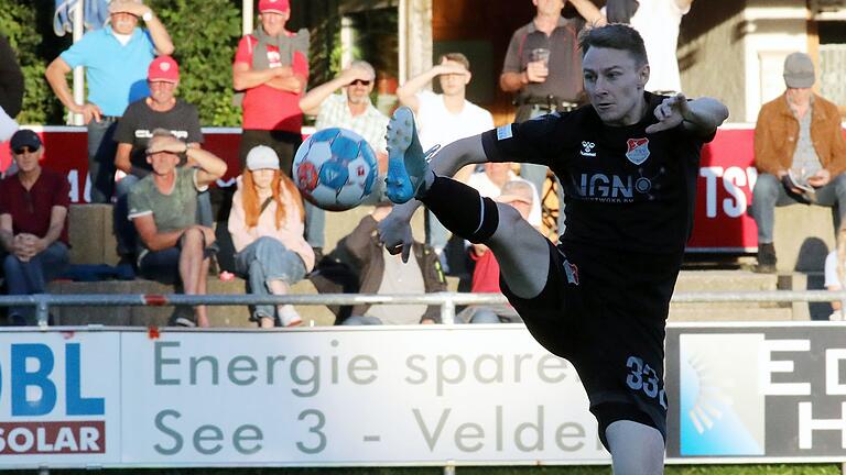 Joshua Endres (im Bild) vom TSV Aubstadt bringt sich in Position. Er erzielte im Spiel beim TSV Buchbach zwei Treffer für seine Mannschaft. Joshua Endres (im Bild) vom TSV Aubstadt bringt sich in Position. Er erzielte im Spiel beim TSV Buchbach zwei Treffer für seine Mannschaft.