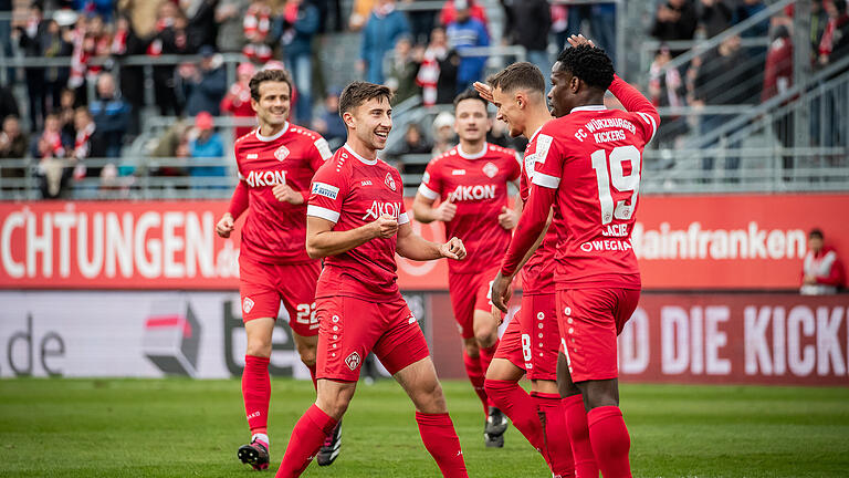 Können die Würzburger Kickers beim FC Bayern München II den fünften Pflichtspielsieg in Folge bejubeln?