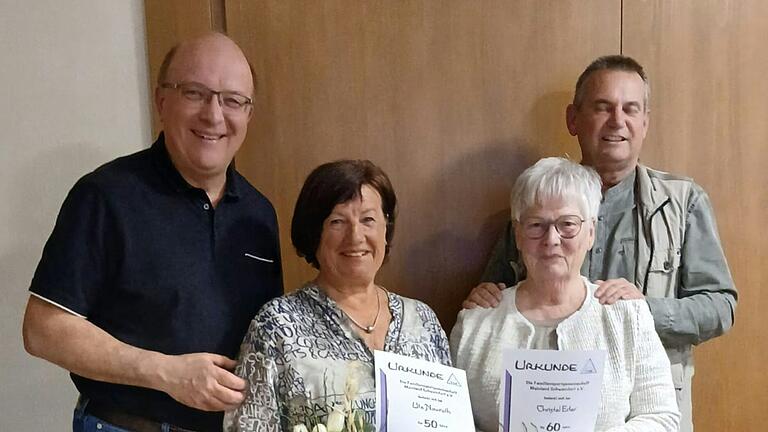 Mitgliederehrung, von links: Thomas Gareiß (2. Vorsitzender), Ute Nawroth, Christel Erler und Jörg Linden (1. Vorsitzender).