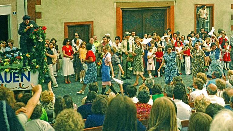 Weiße Tücher beim Festzug im Jahr 1979: Die Damen des Gerolzhöfer Frauenbunds marschierten in Kittelschürzen mit. Hinter dem Festwagen (mit Lisa Kwossek) gingen Renate Nöth, Lieselotte Feller, Erika Karbacher, Margit Giedl, Elisabeth Köhler, Margarete Wegenkittel und Elfriede Pfister. Das Bild entstand von der großen Zuschauertribüne aus, die nach dem Festspiel extra für den Festzug noch stehengeblieben war. Weiße Tücher beim Festzug im Jahr 1979: Die Damen des Gerolzhöfer Frauenbunds marschierten in Kittelschürzen mit. Hinter dem Festwagen (mit Lisa Kwossek) gingen Renate Nöth, Lieselotte Feller, Erika Karbacher, Margit Giedl, Elisabeth Köhler, Margarete Wegenkittel und Elfriede Pfister. Das Bild entstand von der großen Zuschauertribüne aus, die nach dem Festspiel extra für den Festzug noch stehengeblieben war.