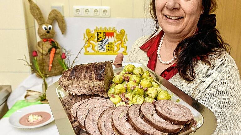 Der Hauptgang: Ein Rinderrouladenbraten mit Lende gefüllt. Dazu reicht die Landfrau Christine Kaufmann Rosenkohl mit Speck.