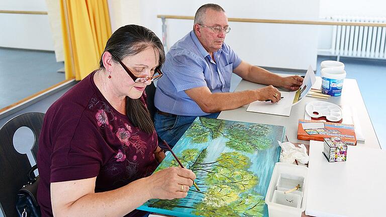 Adela David malt gern Szenen am Wasser. Ihr Mann Victor-Paul David möchte die Gangolfskapelle bei Fladungen im Bild festhalten.