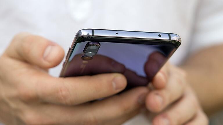 Huawei-Smartphones       -  Hat der Besitzer dieses Huawei P20 Pro Hunderte Euro in den Wind geschossen? Nein, sagt Google: Bereits ausgelieferte Geräte laufen ohne Einschränkungen weiter. Foto: Robert Günther