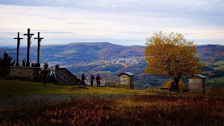 Die Rhön war am vergangenen Wochenende wieder stark besucht. Die sonnigen Spätherbst-Tage lockten nicht nur am Kreuzberg viele Wanderer und Radfahrer an. Bergwacht und Naturschützer hatten wieder entsprechend viel zu tun.