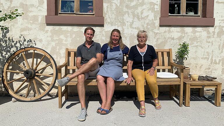 Familie Müller vom Café Naturling in Hüttenheim: Christian und Melanie Müller und deren Mutter Margot Hüblein aus Marktbreit, die auch schon mal einen Kuchen bäckt.