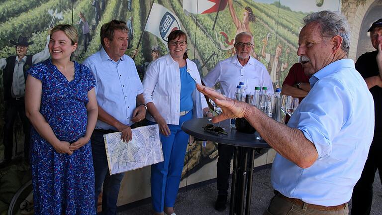 In den Nordheimer Weinbergen informierten sich die Grünen-Fraktionsvorsitzende im Bayerischen Landtag Katharina Schulze (links) und Landtagsabgeordneter Paul Knoblach (rechts) über das Pilotprojekt 'Weinbergbewässerung'.